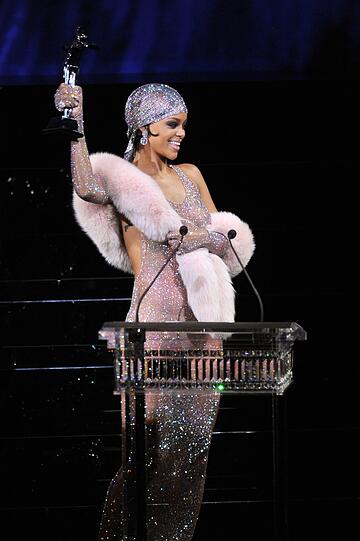Po, Rücken, Brüste - die Bilder von Rihannas Auftritt beim Council of Designer of America Award in New York.