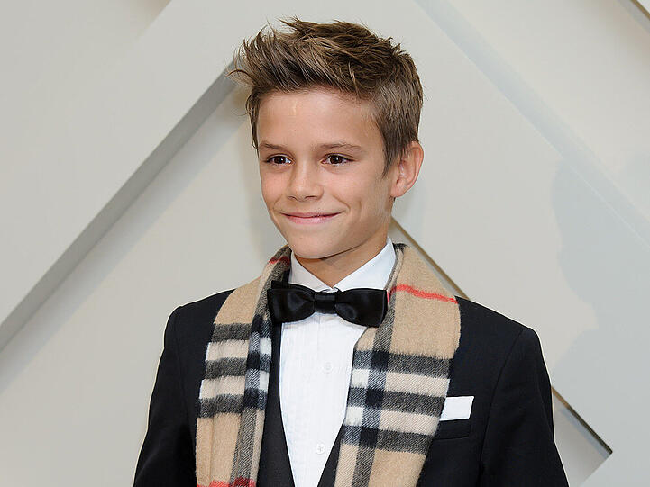Und auch Romeo Beckham ist in seinen jungen Jahren schon stilsicher unterwegs. Mit gerade mal zwölf Jahren ist er bereits Model für die britische Modemarke Burberry.