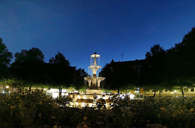 Der Platz mit seinem Brunnen ist tags wie nachts schön.