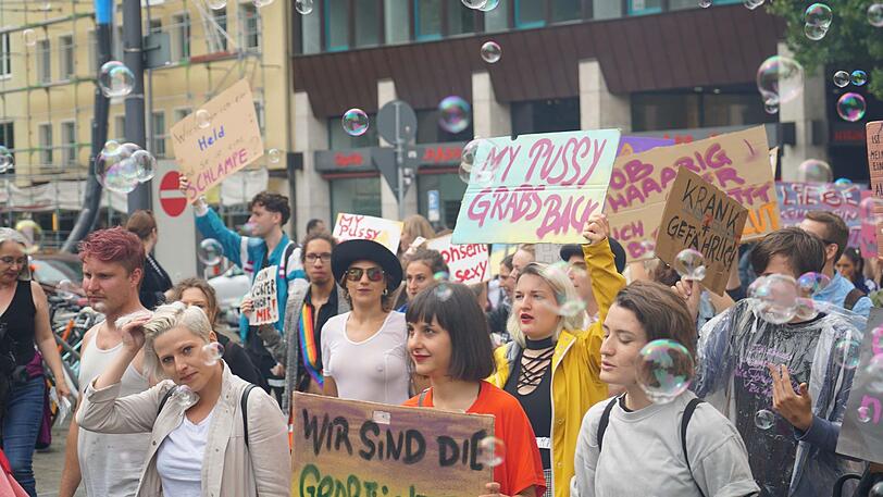 Slutwalk 2018 in München: Frauen und Männer kämpfen gemeinsam gegen Sexismus in der Gesellschaft und fordern sexuelle Selbstbestimmung für alle.