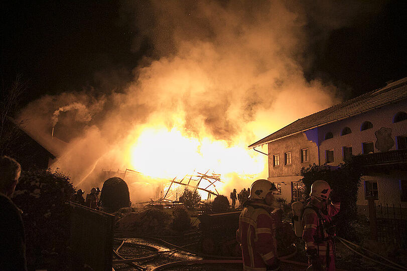 Am frühen Samstagabend stand eine Stallung in Tengling in Flammen.