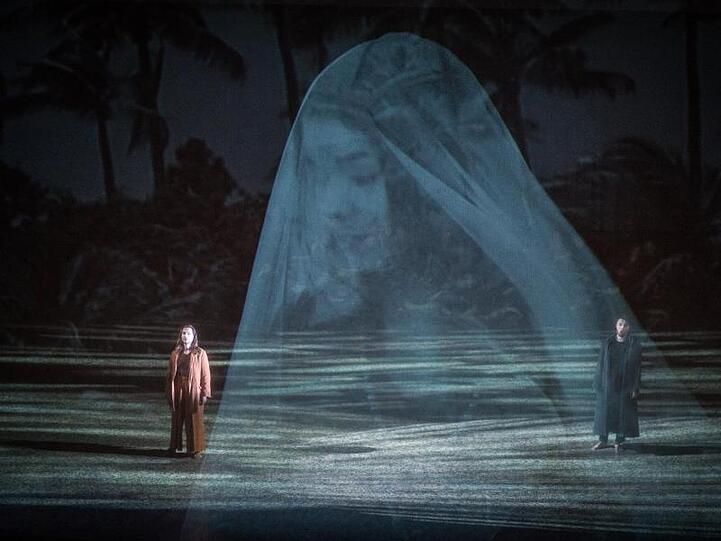 Wim Wenders inszenierte die Bizet-Oper "Die Perlenfischer" für die Staatsoper im Schiller Theater.