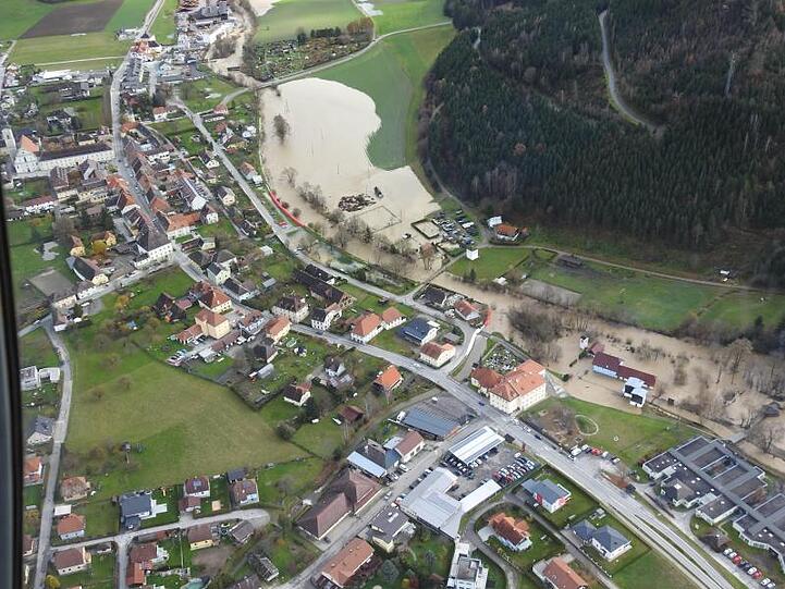 In Straßburg in Kärnten stehen nach den anhaltenden Regenfällen viele Häuser unter Wasser.