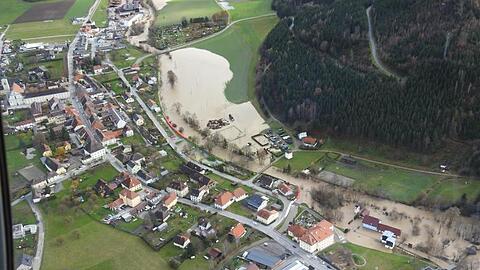 In Straßburg in Kärnten stehen nach den anhaltenden Regenfällen viele Häuser unter Wasser.
