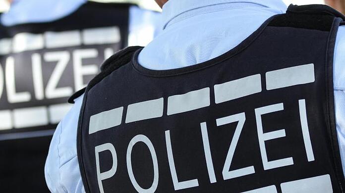 In Polizei-Westen gekleidete Polizisten.