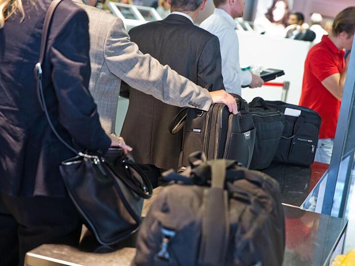 Die neuartigen Passagier- und Handgepäckkontrollen am Frankfurter Flughafen sind nach Einschätzung der Bundespolizei deutlich effizienter als die bisherigen.
