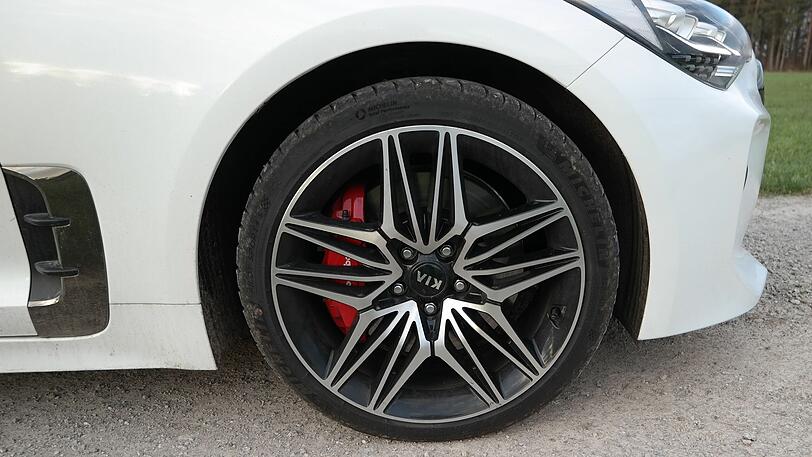 Feine Räder und kräftig zupackende Brembo-Bremsen sind Garanten für sicheren Fahrspaß.