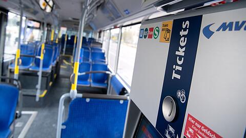 Beim Sturz in einem Bus verletzte sich eine Frau (82) schwer und verstarb wenige Tage später im Krankenhaus. (Symbolbild)