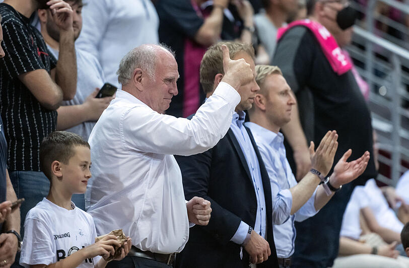 Daumen hoch vom Ehrenpräsidenten: Uli Hoeneß gratuliert zum Finaleinzug.