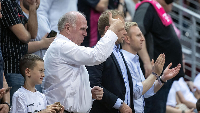Daumen hoch vom Ehrenpräsidenten: Uli Hoeneß gratuliert zum Finaleinzug. Daumen hoch vom Ehrenpräsidenten: Uli Hoeneß gratuliert zum Finaleinzug.