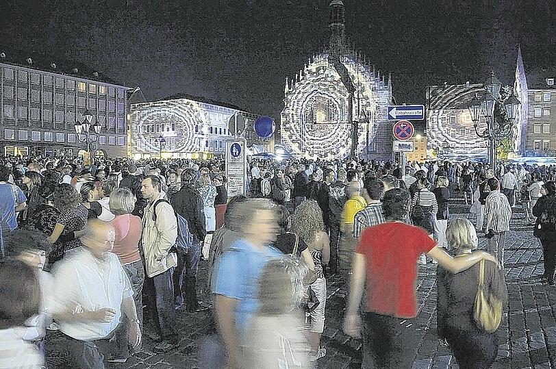 Gedränge am Hauptmarkt: Die Fassaden der Frauenkirche und der umliegenden Häuser wurden mit projizierten Ornamenten verfremdet.