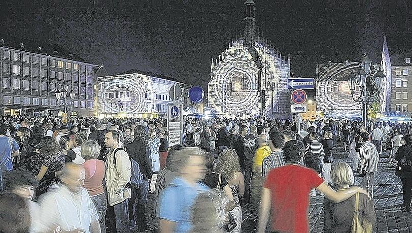Gedränge am Hauptmarkt: Die Fassaden der Frauenkirche und der umliegenden Häuser wurden mit projizierten Ornamenten verfremdet. Gedränge am Hauptmarkt: Die Fassaden der Frauenkirche und der umliegenden Häuser wurden mit projizierten Ornamenten verfremdet.
