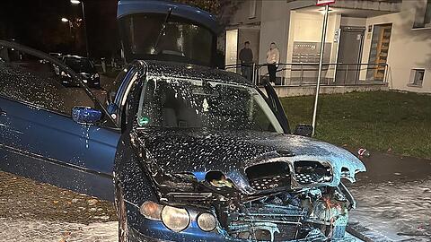 Das Auto ist hin, die Fahrerin konnte sich glücklicherweise noch rechtzeitig in Sicherheit bringen.