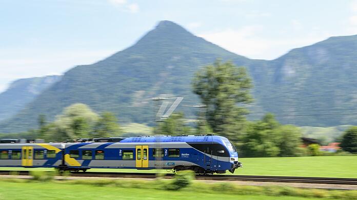 Der Meridian, ein Nahverkehrszug der zur Transdev gehörenden Bayerischen Oberlandbahn (BOB), verläuft auf den Gleisen der Bahnstrecke durch das Inntal zwischen Rosenheim und Kufstein.