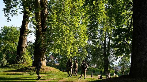 Indische paramilitärische Soldaten bewachen einen Garten am Stadtrand von Srinagar im indisch kontrollierten Kaschmir. (Foto Archiv)