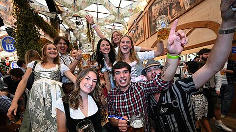 Friedlich und entspannt feiern G&auml;ste auf der Wiesn.