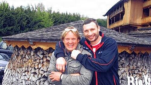 Diese beiden Herrschaften sind schon seit vielen Jahren miteinander befreundet: der Nürnberger Promi-Bodyguard Peter Althof und der „König des Boxrings“, Weltmeister Vitali Klitschko. Diese beiden Herrschaften sind schon seit vielen Jahren miteinander befreundet: der Nürnberger Promi-Bodyguard Peter Althof und der „König des Boxrings“, Weltmeister Vitali Klitschko.