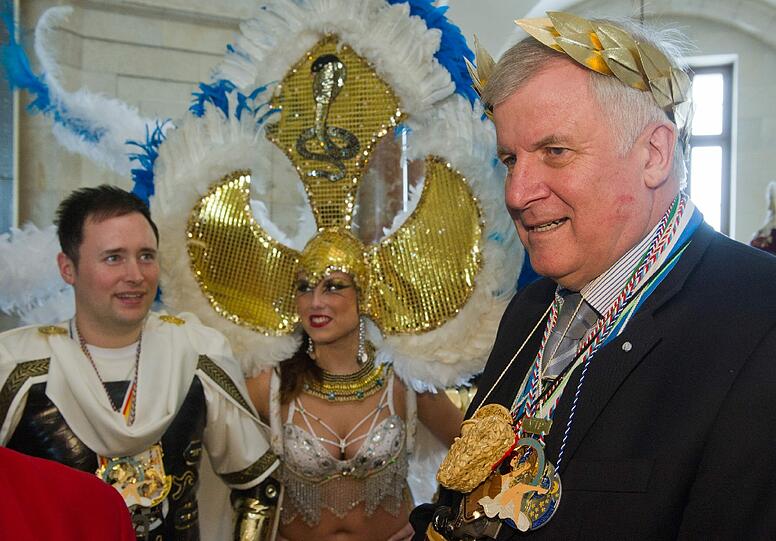 Klar: Die Gesellschaft dieser jungen Dame genießt Seehofer doch sicher mehr als die Begegnung mit den Clowns und ihrer Schere.