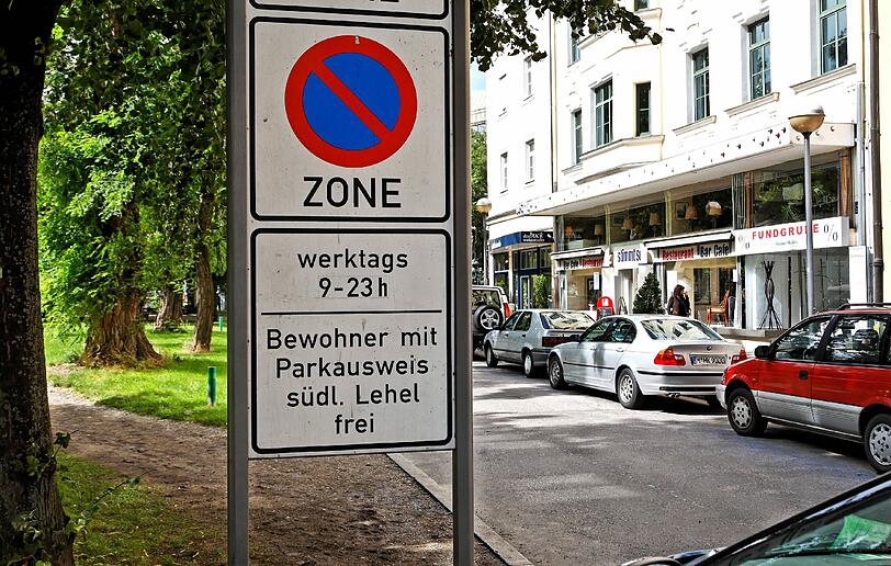 Parklizenz: Der Anwohner-Parkausweis erleichtert das Autofahrer-Leben erheblich. Im vorigen Jahr hat das KVR exakt 97.806 solcher Lizenzen ausgegeben. Der Preis liegt in (fast) allen Gebieten bei 30 Euro. Nur in der Altstadt sind es jährlich 102 Euro.