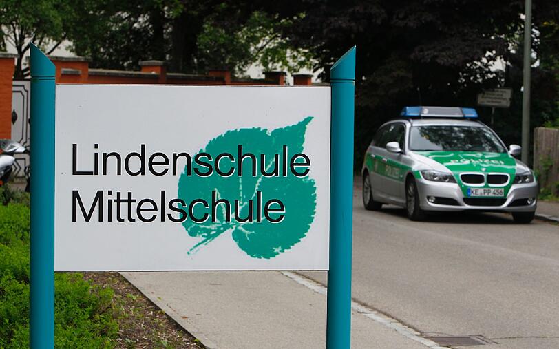 Die Schüler wurden sicherheitshalber von der Polizei aus dem
Gebäude begleitet. Anschließend wurden sie mit Bussen zum Parkplatz
eines nahegelegenen Supermarkts gebracht, wo sie ihren Eltern
übergeben wurden. Im Schulgebäude machte sich anschließend die
Spurensicherung an die Arbeit.