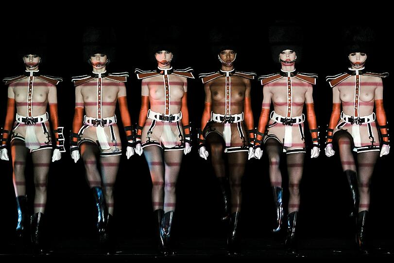 "Crazy Horse Cabaret" begeistert weltweilt mit seiner heißen Show.