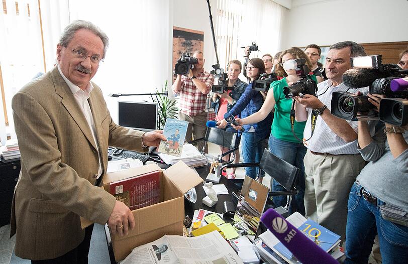 Ganz alleine ist der Oberbürgermeister beim Packen nicht.