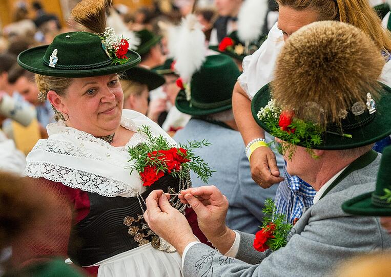 Diese beiden wählten eine traditionelle Tracht.