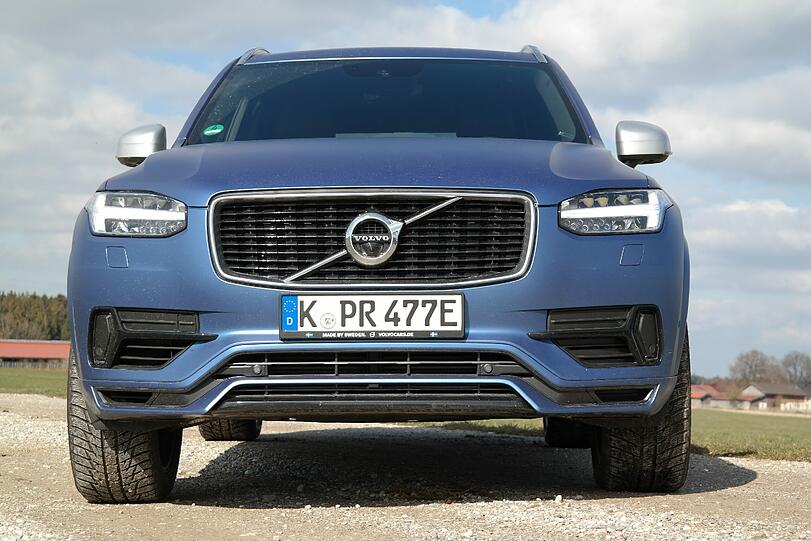 Der Volvo XC90 ist ein schickes, großes SUV voller technischer Finessen und als T8 mit kombinierten Benzin- und Elektroantrieb.