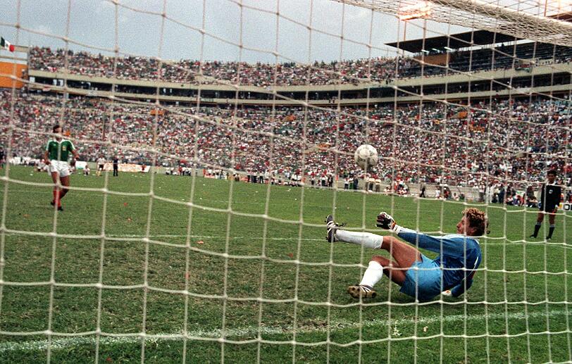 WM-Viertelfinale 1986: Schumacher hält den Strafstoß von Mexikos Fernando Quirarte, Deutschland siegt nach Elferschießen mit 4:1.