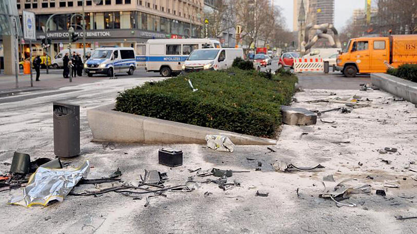 Nach dem illegalen Autorennen liegen Fahrzeugteile weit verstreut auf der Tauentzienstraße.
