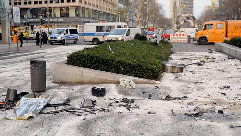 Nach dem illegalen Autorennen liegen Fahrzeugteile weit verstreut auf der Tauentzienstraße. Nach dem illegalen Autorennen liegen Fahrzeugteile weit verstreut auf der Tauentzienstraße.