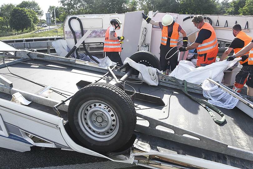 Die Bilder vom dramatischen Wohnwagen-Unfall bei Garching.