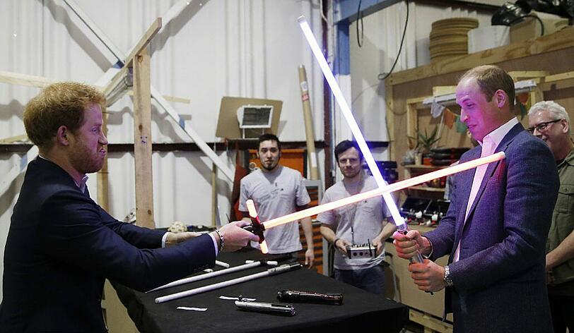 Bei ihrem Besuch am "Star Wars"-Set haben Prinz Harry (links) und Prinz William offenbar nicht nur mit Lichtschwertern gekämpft: Die Prinzen haben einen Gastauftritt im neuen Film "Die letzten Jedi".