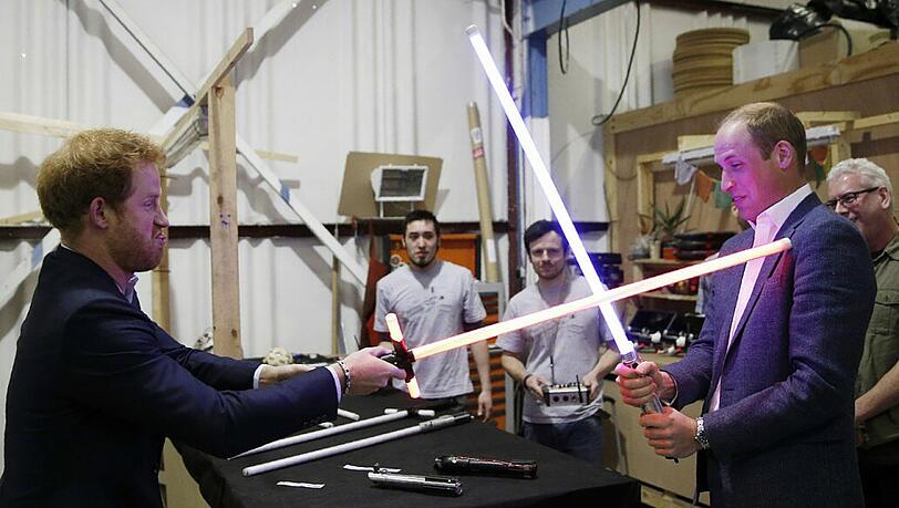 Bei ihrem Besuch am "Star Wars"-Set haben Prinz Harry (links) und Prinz William offenbar nicht nur mit Lichtschwertern gekämpft: Die Prinzen haben einen Gastauftritt im neuen Film "Die letzten Jedi".