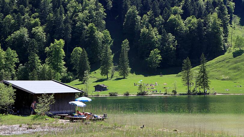 Der Ferchensee ist ein kleiner Bergsee im Gemeindegebiet von Mittenwald. Er wird von schmalen Bergbächen gespeist. Die Wanderwege rund um den See eignen sich gut für Kinder, erklärt der DAV.