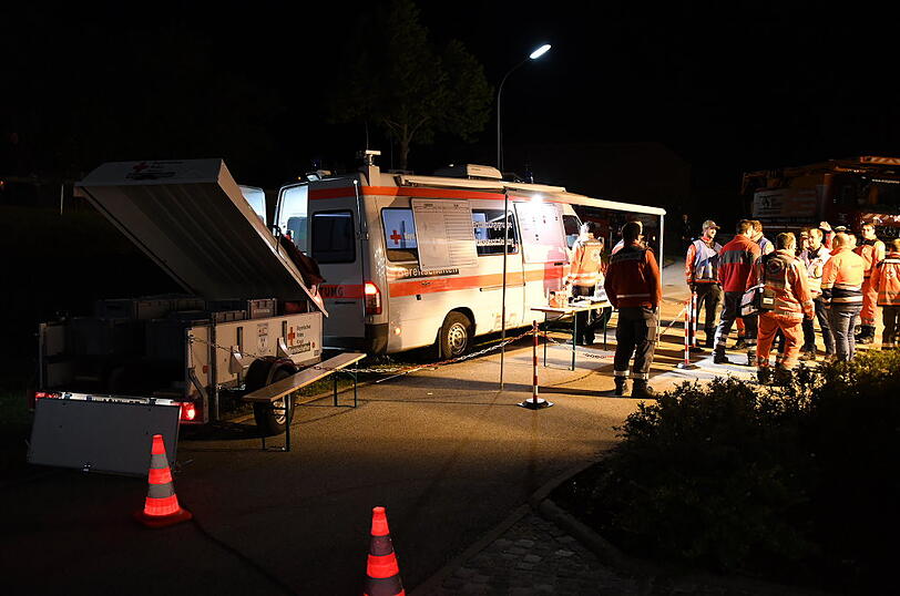 In Ergoldsbach sind nach einem Traktor-Unfall rund 3.000 Liter Pflanzenschutzmittel in einen kleinen Bach geflossen - acht Einsatzkräfte klagten im Anschluss über Beschwerden.