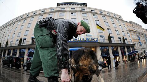 Sicher ist sicher bei der Sicherheitskonferenz: ein Polizeihund beschnüffelt einen Straßenablauf nach Sprengstoff vor dem Hotel Bayerischer Hof, in dem heuer wieder das Treffen internationaler Experten und Politiker stattfindet.