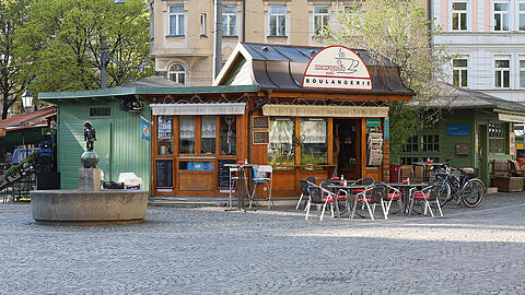 Wer ist denn hier schon wach? Noch nicht allzu viele. Der Wiener Platz am Morgen.