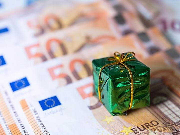 Beschäftigte mit Tarifverträgen haben bessere Chancen auf Weihnachtsgeld als andere Arbeitnehmer.
