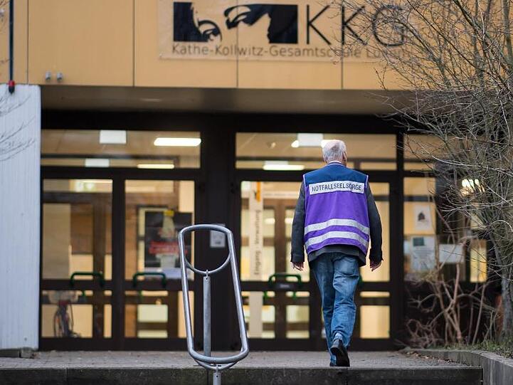 Eine Notfallseelsorge betritt die Käthe-Kollwitz-Gesamtschule in Lünen.