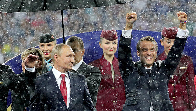 Skeptischer Blick zum französischen Regierungs-Chef Emmanuel Macron: Russlands Präsident Wladimir Putin.