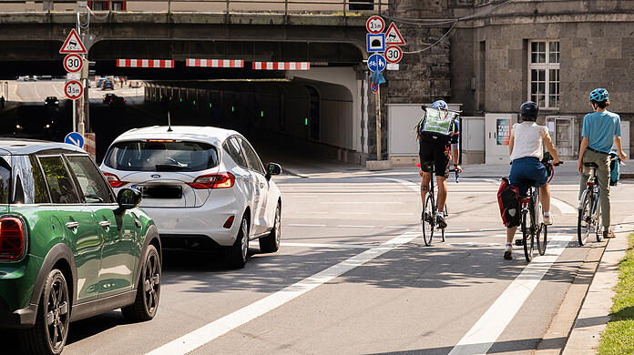 Zurück von der Mitte: Der Radstreifen an der Seidlstraße ist wieder am rechten Straßenrand.