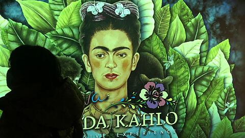 Kunstwerke der Künstlerin Frida-Kahlo werden in der "Viva Frida Kahlo"-Show von Projektoren an die Wände geworfen.