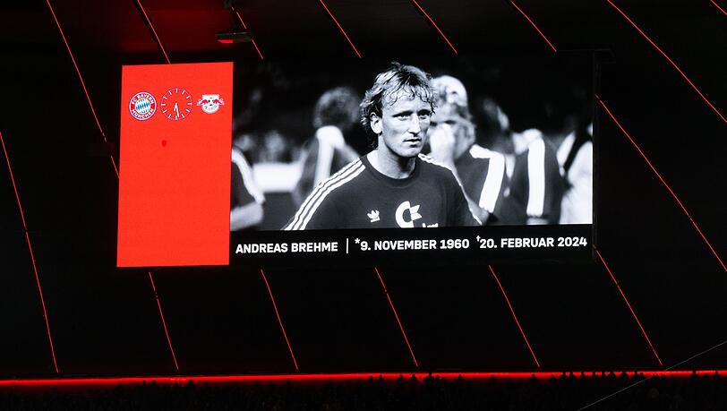 Ein Foto von Andreas Brehme ist während einer Gedenkminute im Stadion auf einer Anzeigentafel zu sehen.