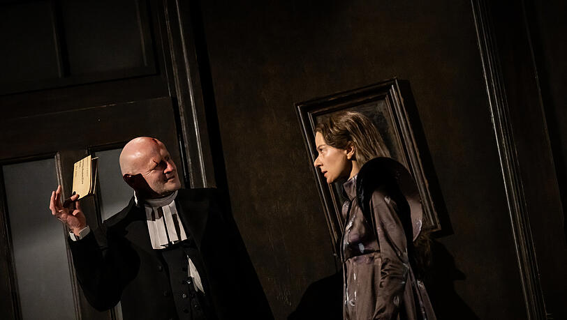 Oliver Stokowski und Lea Ruckpaul in „Der zerbrochne Krug“.