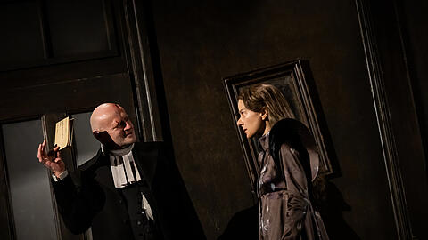 Oliver Stokowski und Lea Ruckpaul in „Der zerbrochne Krug“.