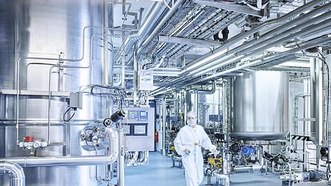 Ein Chemiker bei seiner Arbeit in einer chemischen Fabrik (Symbolfoto). Der Beruf erfordert eine abgeschlossene Hochschulausbildung, man verdient aber als Einstiegsgehalt rund 1000 Euro mehr als ein Chemielaborant oder Chemikant.
