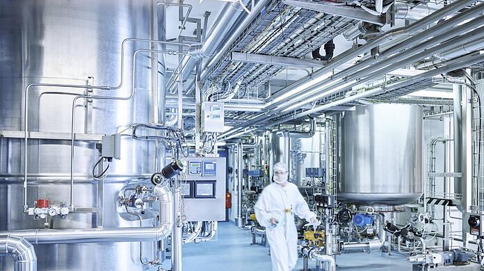 Ein Chemiker bei seiner Arbeit in einer chemischen Fabrik (Symbolfoto). Der Beruf erfordert eine abgeschlossene Hochschulausbildung, man verdient aber als Einstiegsgehalt rund 1000 Euro mehr als ein Chemielaborant oder Chemikant.