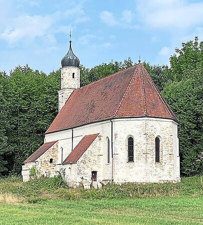 Die einsam gelegene Kirche von außen. Die einsam gelegene Kirche von außen.