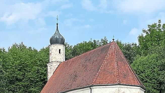 Die einsam gelegene Kirche von au&szlig;en.